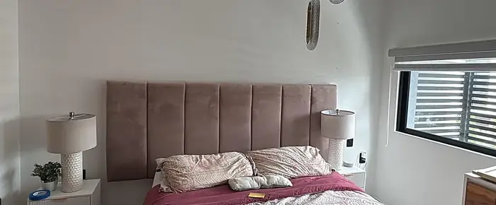 La misma recámara antes, con la pared en blanco